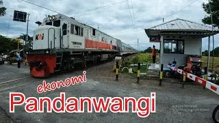Stop.!! Hati2 ada kereta  Mutiara fakultatif di perlintasan