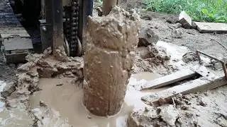 The first drilling for water-sticking clay on the drill (seal)