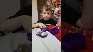 Riot's New Year (Treasure X mini monster) toy review