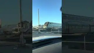 Я снова сажусь на поезд и жду, когда он проедет.