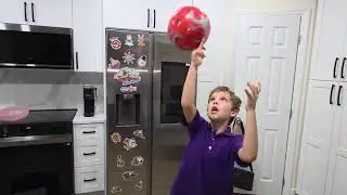 David spins a ball on one finger!!! Давид крутит мяч на пальце!!!