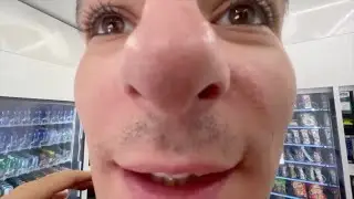 Ciccio NPC al distributore di lattine