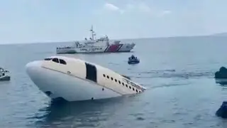 Big Plane Sinks Underwater