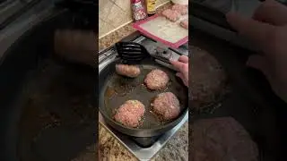 Easy Salisbury Steak RECIPE on dinnerin321.com #easyrecipe #recipe #dinner #cooking #beef #yummy