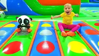 Алиса и малышка Панда в парке развлечений для детей
