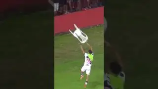 LOUCURA! Jogador do Vasco joga cadeira em dire&ccedil;&atilde;o a torcida do Sport #vasco #sport #confus&atilde;o