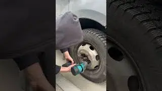 2100 нм гайковерт для грузовиков, отлично справляется #залетит Момент меньше,но справляется уверенно