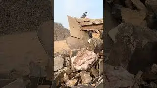 #rockcrusher #automobile #excavator #bigmachines #stonecrushing #asmr #satisfying #viral #trending