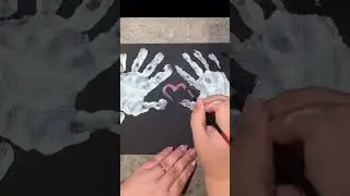 This simple skeleton handprint is a really fun keepsake!  #toddlercraftideas #toddlercrafts