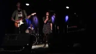 Alissa Vox Raw - Hand Out (first time live at the Supermarket, no bass)