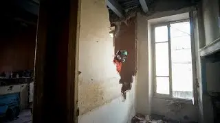 Je d&eacute;molie les cloisons du salon (et je ramasse les gravats)
