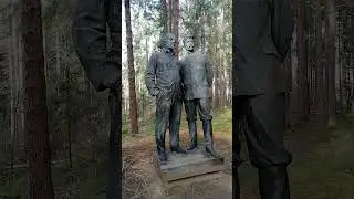 Ленин и Сталин. Памятник в лесу. #путешествие #красота #прогулки #Питер #природа #история #art