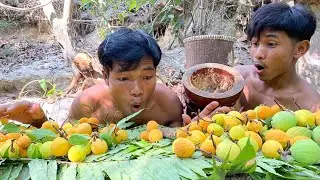 We eat very delicious wild fruits, real natural wild fruits. #primitive #primitivebuilding #survive