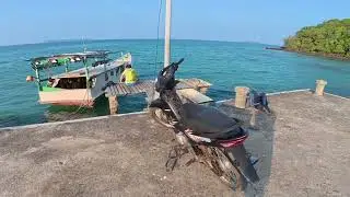 En scooter et à pied sur l'Île de Kemujan, Indonésie.