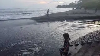 pertemuan air laut dan air sungai #pantai #travel #pantaisaba