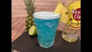 Blue Hawaii - Koktajl/drink z blue curacao i sokiem z ananasa
