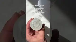 Hyaluronic Acid 2% + B5 and Niacinamide 10% + Zinc 1% in extra large sizes.