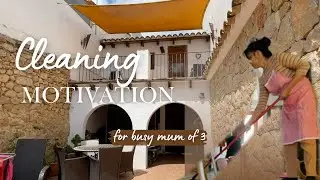 Living in Tiny Spanish Old Town House/ mother of 3 little childrens