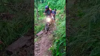 Evakuasi sepeda motor terjebak longsoran #bencanaalam