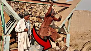 Jaw crusher work Dangerous 🚨 | high life Risk, No Safety | ⛑️ Stone Crushed