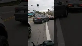 Biker 🏍️💨 goes around a Porsche SUV