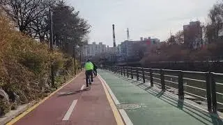 우이천에서 운동하는 수많은 사람들. 서울. 한국. Countless people exercising in Ui Stream. Seoul. Korea.