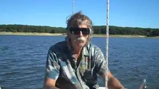 Sailing our Paceship P2-16 sailboat on Mark Twain Lake. Buriavimas