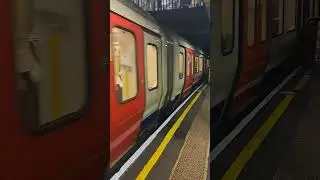 A District Line London Underground train arriving at St James's Park 2/1/23 #shorts