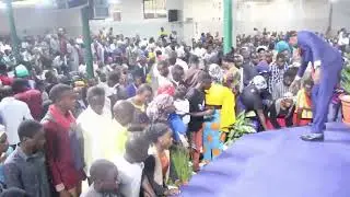 L'apôtre Paulin MAMBWE de l'église le CAMP DE JÉSUS en pleine action de bénédiction!.🙏