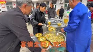 二春宴请全村人吃饭，猪肉烩菜配枣糕，满满的农村烟火气