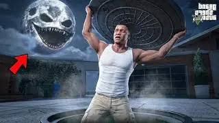Franklin Hides From The Strange Moon In GTA 5 ! (GTA 5 mods)