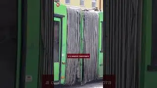 Дыра вместо &laquo;гармошки&raquo;: в Полоцке сняли на видео разваливающийся автобус МАЗ