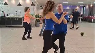 ריקוד מישהו משהו