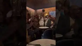 Леброн Джеймс на заднем плане, пока &laquo;Лейкерс&raquo; выбирают Бронни Джеймса.