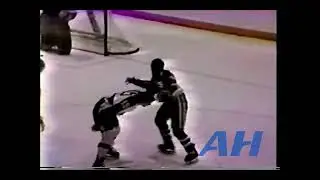 OHL Feb. 4, 1988 Dave Lorentz,PET v Craig Donaldson,OSH Peterborough Petes Oshawa Generals