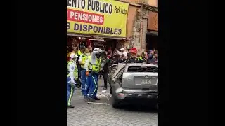 Un coche cayó desde el segundo piso de un estacionamiento público; el chofer falleció
