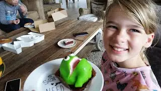Vi leger det er fredag med kager & slik🧁🍬Vi henter pigerne fra skole 🚸