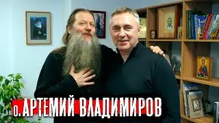 Артемий Владимиров в центре 