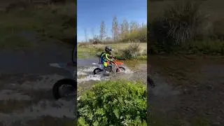 Pasando R&iacute;o con la moto. #7a&ntilde;os #enduro #superenduro #hardenduro #ktm #kidsvideo #video