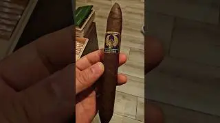 Highclere Castle Cenetjer cigar 😍🔥 #cigarsdaily #cigarlifestyle