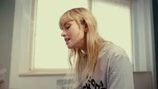 Ang&egrave;le sings 