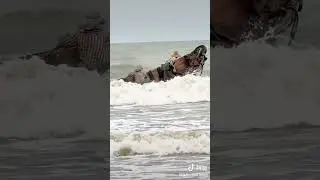 One wave after another🌊🌊, a small boat on the vast sea, it is not easy for fishermen to fish!