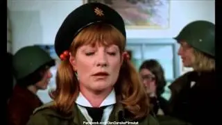Piger i trøjen (1975) - Udlevering af udstyr