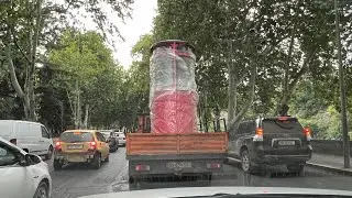 Тбилиси. Куда везут раритетный вагон канатной дороги.