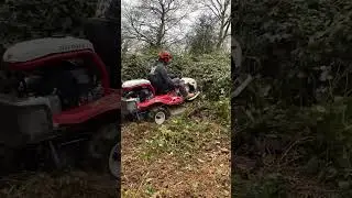 essai du tracteur tondeuse OREC dans une vall&eacute;e avec un roncier de plus 1,50m par endroit.