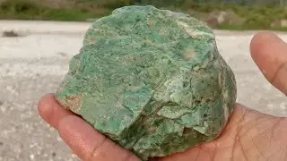 Temuan Viral..!! Bongkahan Batu Akik Lumut Hijau.