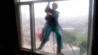 20th Floor window cleaner dangling on a string (Sept 01-2011)