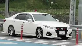 赤上げで本線に合流する覆面パトカー　他