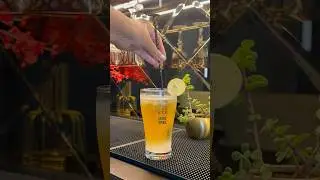 🍺🍋 Classic Beer Shandy - A zesty mix of beer + lemonade -easy, fizzy. #viralshorts #shakebabyshake