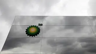 Прибыль британской BP упала вдвое - corporate